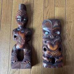 ニュージーランド産 マオリ族魔除けの木彫人形、テコテコ像 パウア貝