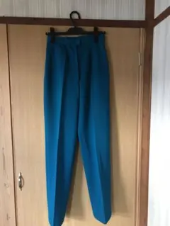 鮮やかなブルーのパンツ／身長のある方に