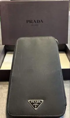 プラダ　PRADA フラグメントケース　パスポートケース　美品　鉛筆付　箱付のサムネイル