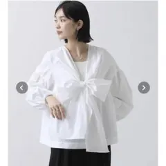 完売品　Gready BrilliantセンターリボンＶネックブラウスのサムネイル