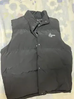 黒いダウンベスト