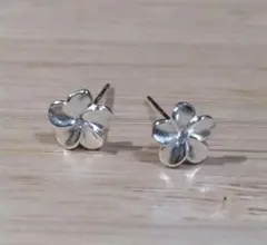 ピアス　プルメリア　シルバー色　ハワイアンジュエリー