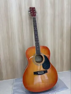 HONEY BEE アコースティックギター サンバーストと年代物ウクレレ HONEY BEE アコースティックギター サンバーストと年代物ウクレレ