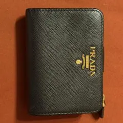 PRADA 二つ折り財布 サフィアーノレザー ブラック ピンクのサムネイル