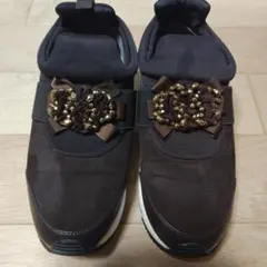 ビーズ装飾付きブラウンスニーカー