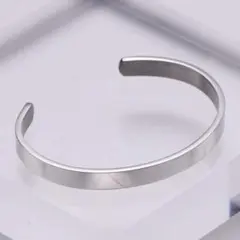 シンプルなステンレス製のバングル