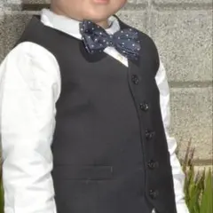 キッズ フォーマル ベスト（黒110cm）・蝶ネクタイ（紺）2点セット　卒園入園