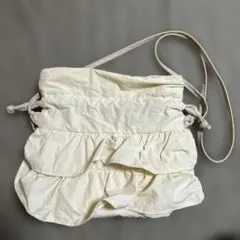 フリル付きホワイトショルダーバッグ