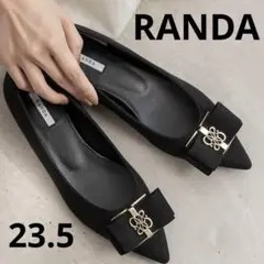 RANDA モノグラムパーツリボンフラットパンプス　黒　トレンド