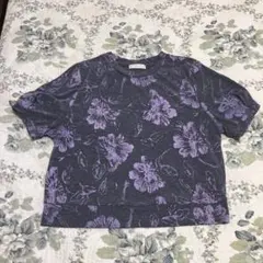 VIS グレー・紫花柄 クロップドTシャツ Ｍサイズのサムネイル