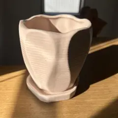 ピンク陶器植木鉢 波状デザイン