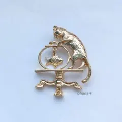【G22】ゴールドのネコと金魚鉢のブローチ　アンティーク調　北欧風　レトロ　猫