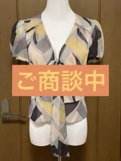 ダイアンフォンファステンバーグ（DVF） シルク 幾何学柄模様ブラウスのサムネイル