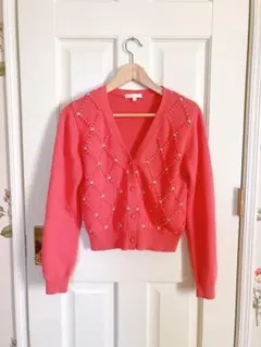 To be by Agnisコーラルピンク 花刺繍 Vネックカーディガン