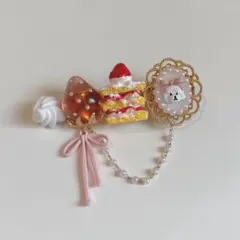 苺ケーキとおめかしプードルのヘアクリップ(ピンク)