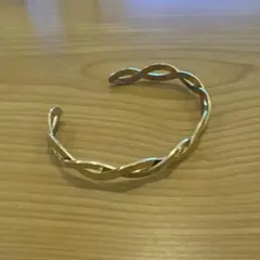 ゴールド ツイストデザイン バングル