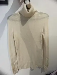 クリーム色 タートルネック セーター