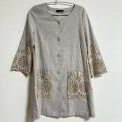 グレージュ　ノーカラー　刺繍　膝上丈　薄手コート　ワンピース