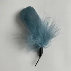 青い羽毛のブローチ(コサージュ)