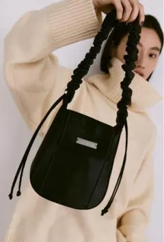 【美品】un/neu ギャザーハンドルサテンフラップバック　ショルダーバック