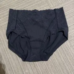 カーヴィシャスカレス　フィットショーツ　Mのサムネイル
