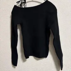 オフショルダー黒ニット長袖