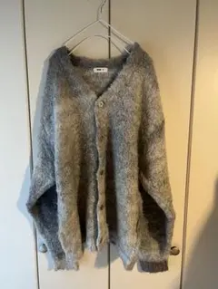 グレーのフワフワニット