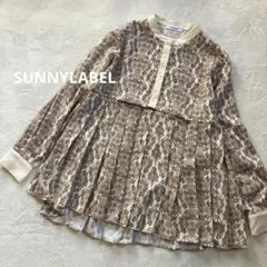 美品サニーレーベル　クレリック　プリーツブラウシャツ　ダマスク柄　ベージュ　長袖