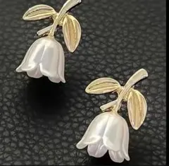 花の形状のパールピアス　可愛い　お洒落　個性的　カジュアル　新品　未使用