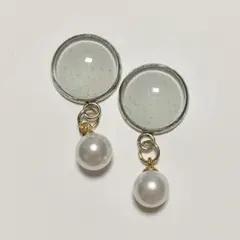 パールとホワイトカラーサンドのピアス