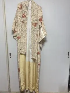 クリーム色の小紋着物 赤い蝶