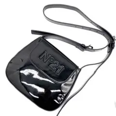 N°21 ショルダーバッグ　ロゴ　エナメル　パテント　ブラック