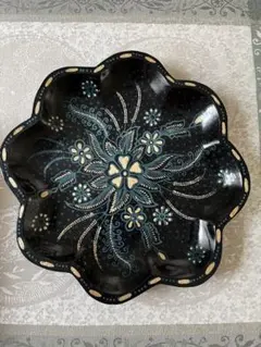 木製 花型プレート バティック調 手描き装飾 ブラック