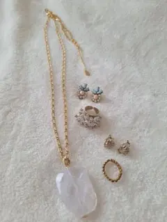 ゴールドチェーンネックレスとイヤリング2個、指輪2個アクセサリーセット