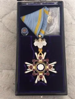 極美品】瑞宝小綬章 H15年制度改正後 新型 完品 勲四等 勲章 徽章 です