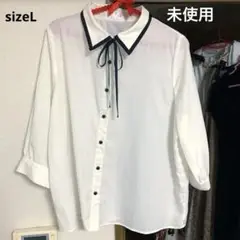 リボンタイ付き白シャツ