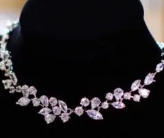 エレガントなクリスタルネックレス