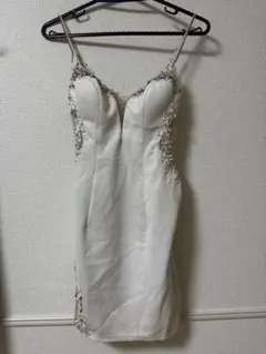 ビーズ装飾付きホワイトドレス