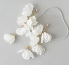 ホワイトフラワーモチーフロングイヤリング　ウエディング　ブライダル