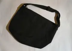 黒のキャンバスショルダーバッグ
