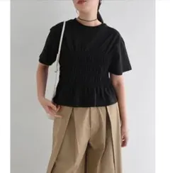タグなし、試着のみ　アンドミー　シャーリング　Tシャツ Mサイズのサムネイル