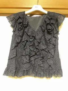 【マリリン】CADUNE　26ss ラッフルブラウス リネン混 ネイビー マリリン様専用】CADUNE 26ss ラッフルブラウス リネン混 ネイビー