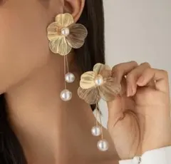 【試着のみ】花の形状のゴールドパールピアス