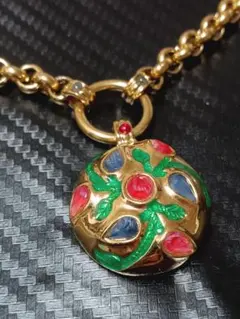 装飾　金色　ゴールド　ネックレス