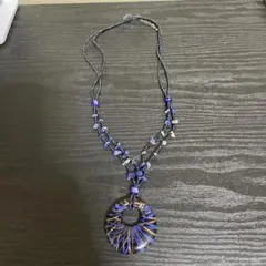 青いスワール模様のガラスネックレス - メルカリ
