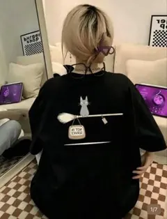 黒猫 イラスト 半袖Tシャツ ブラック レディース メンズ　ジジ　ほうき　魔女のサムネイル