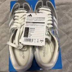 adidas シルバースニーカー