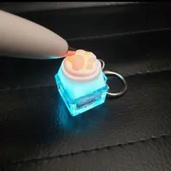 光る　肉球　メカニカルキーボード　キーホルダー