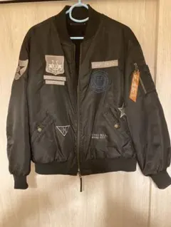 刺繍パッチ付き黒ジャンパー