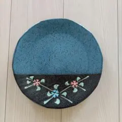 青色と黒色の陶器皿